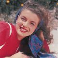 Printemps/Été 1945, Californie - Norma Jeane en pull rouge par Conover