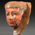 Masque de sarcophage peint en rouge. Art Egyptien, Troisième Période Intermédiaire. 
