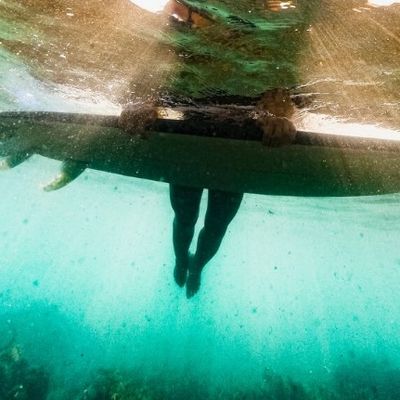 Premières manœuvres en surf : réussir ses bottoms et ses petits virages sans forcer