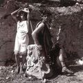 Baron Wilhelm VON GLOEDEN (1856-1931) Deux jeunes garçons vêtus à l'antique, Taormina, vers 1900-1910