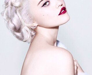 Sky Ferreira adopte le look Marilyn pour Redken