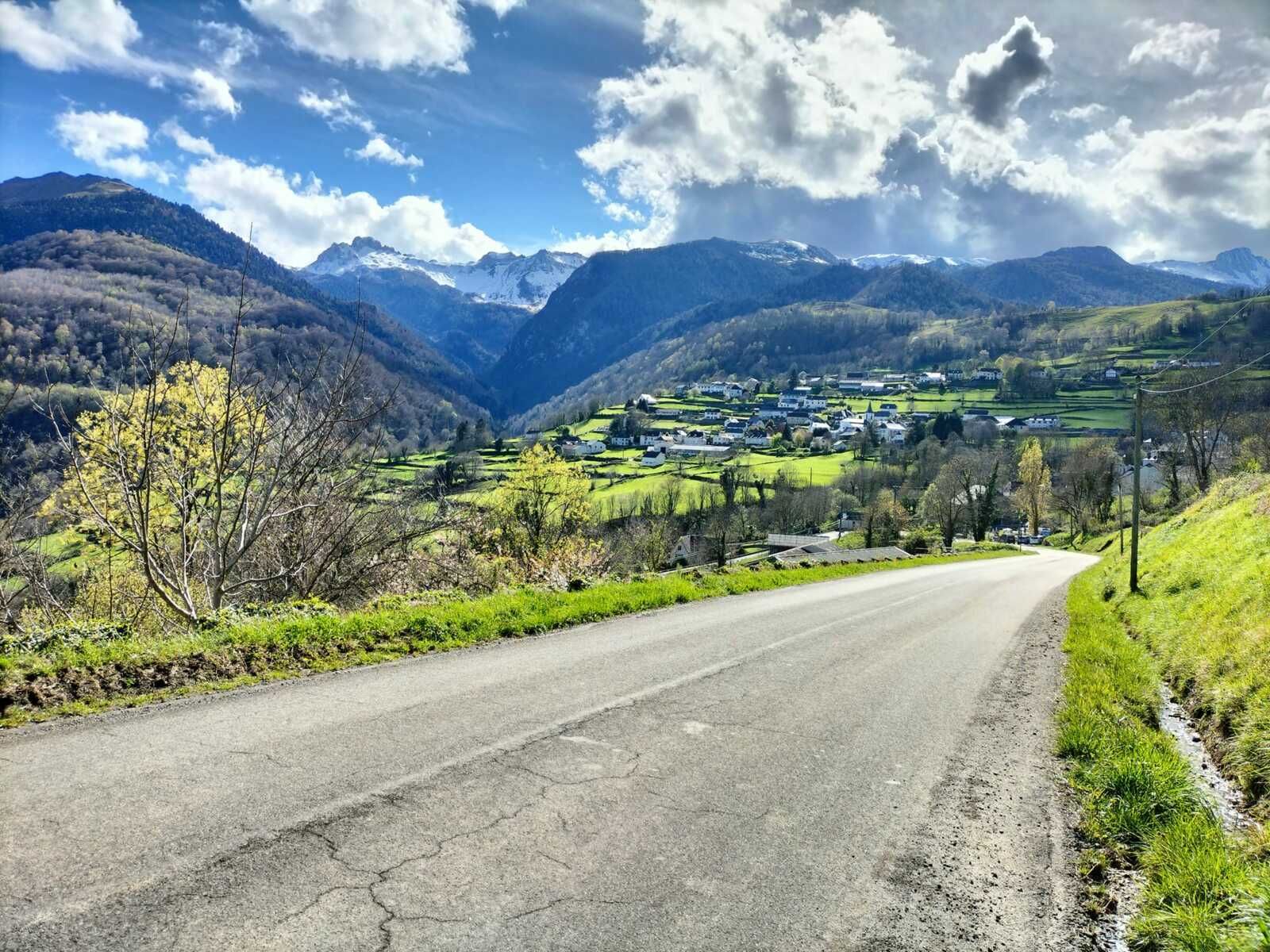 Bilhères, vue de la route (64)