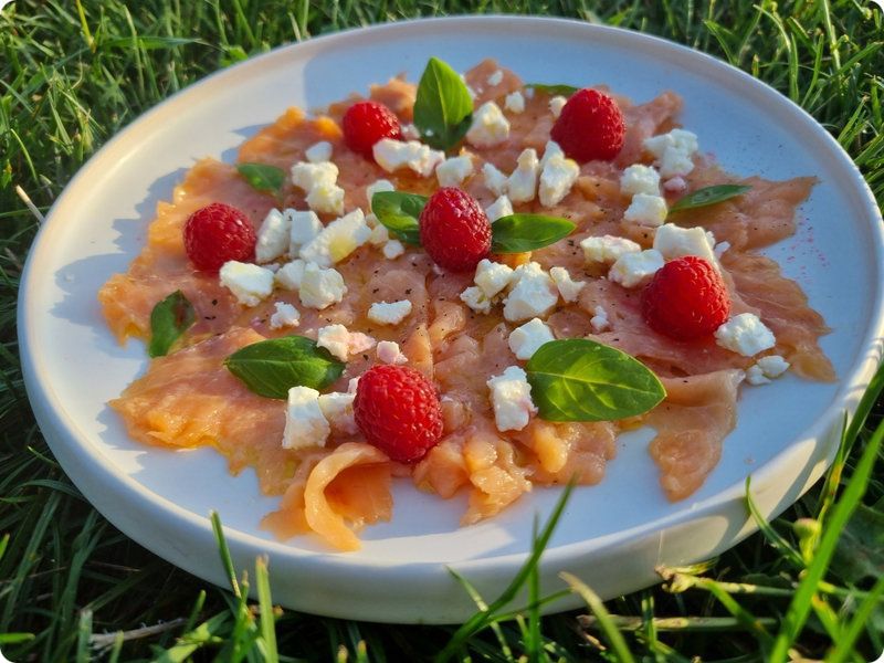 Carpaccio de saumon aux framboises et à la feta