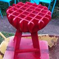 Tabouret gaufre et radio vintage