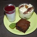 trio de desserts: Tch'iramisu; browni, panacotta aux framboises.