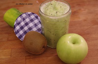 Smoothie vert : kiwi, pomme grany, concombre