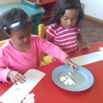 Pratique scolaire écologique : le collage au riz