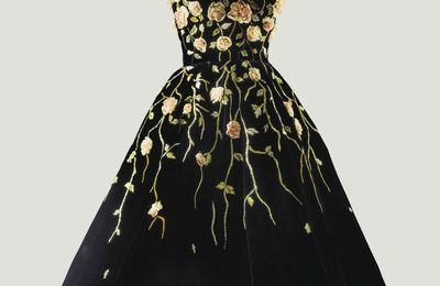 Pierre Balmain Haute Couture, 1953. Robe de cocktail en velours noir, travail de fleurs réalisé par la Maison Lesage