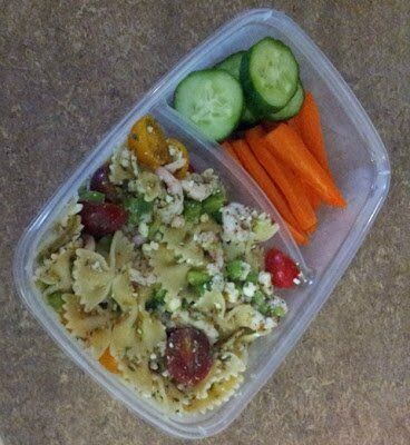 Salade de farfales aux crevettes à la Grecque