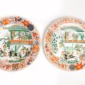 A pair of large verte-Imari chargers, Kangxi period (1662-1722)