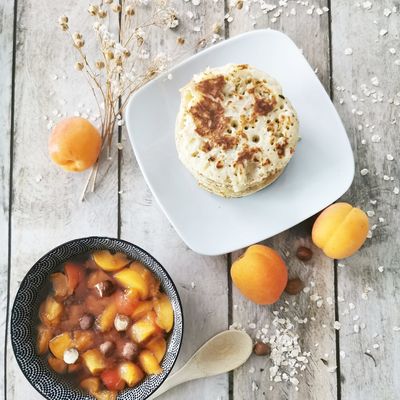 Pancakes banane-avoine et salade abricots-noisettes au sirop d'épices 