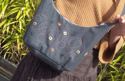 sac en bandoulière pour les premiers rayons du printemps