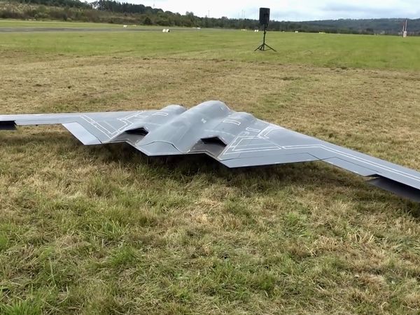 Un modéle RC original : le bombardier furtif B2