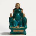 Epoque MING (1368 - 1644)  - Statuette de guandi assis entouré de deux attendants en grès émaillé bleu turquoise sur le biscuit