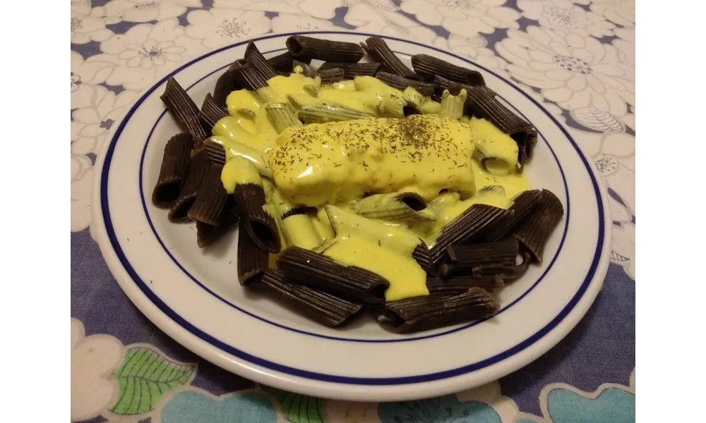 Dos de cabillaud à la sauce hollandaise et macaroni noirs à l’encre de seiche