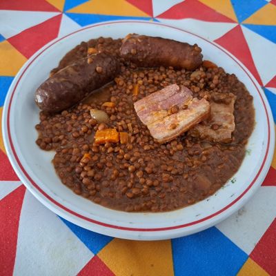 Saucisses et lardons aux lentilles vinaigrées
