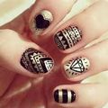 Un nail art noir et blanc très beau...