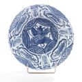 Coupe creuse et lobée en porcelaine blanche décorée en bleu sous couverte de fleurs et rouleaux. Chine, époque Wanli