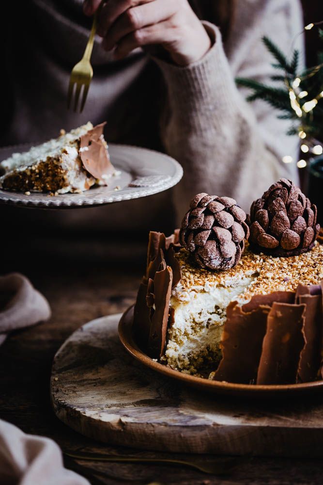 gateau de Noel, christmas cake, genoise noisettes, chantilly vanille, repas de noel, dessert de noel, léger, facile, feuille en chocolat, pommes de pin brownies au chocolat