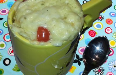 Mug cake estival chèvre tomate cerise