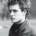 Max Irons n'est plus dans la course ?