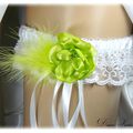 Jarretière de mariée dentelle vert anis blanc fleur plume strass