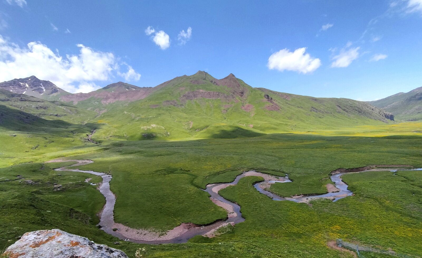 Aguas Tuertas, panorama depuis mirador, punta del Huerto et rio Aragon Subordan. (Espagne)