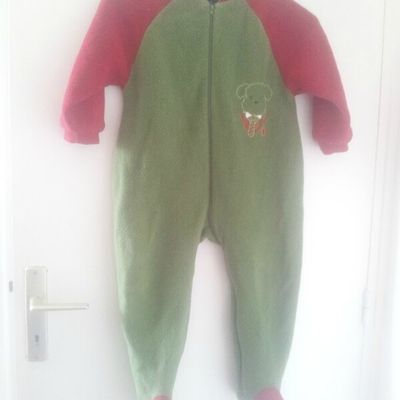 Pyjama Taille: 4 ans Prix: 4€ (hors frais de