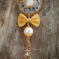 broche horloge or et nacre