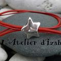 Ou alors la légèreté d'un bracelet tout fin et discret, mais néanmois original avec ce bracelet étoile filante rouge !