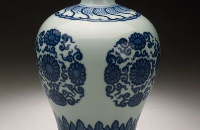 Jar (Ping) with Chrysanthemum Medallions, Qing dynasty, Yongzheng mark and period (1723-1735)