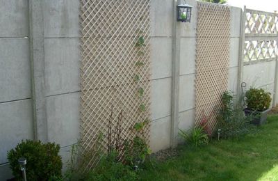 Les palissades en béton vue de la véranda, pas