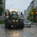 Non à l'utilisation des gros tracteurs, en ville, pour le transport de la terre....