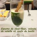 Espuma de chou fleur, velouté de volaille et coulis de basilic