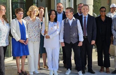 Brigitte Rakotoarisoa, Vice-présidente de Trott'Autrement, allume la flamme paralympique au château de Sucy-en-Brie