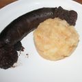 Boudin noir aux ognons à la plancha et compotée de pomme