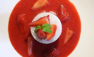 Perles du japon à la crème de coco, soupe de fraises rafraichie au muscat...