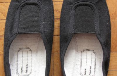 Chaussons tissus noirs - NEUFS - pointure 24 - 1 euro -