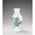 Vase en porcelaine de la famille rose. Chine, dynastie Qing, époque Yongzheng (1723-1735)