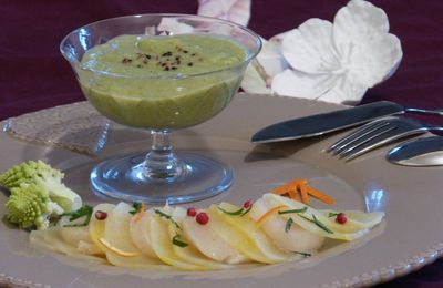 Et pour finir l'entrée ! Carpaccio de Saint Jacques, navets safranés et crème de choux à la fève Tonka.