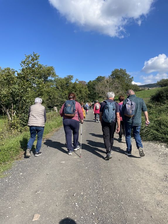 Lundi 06 octobre 2025 ma rando du mercredi 01 oct 2025  : L’“île de Mirefleurs” est une ancienne carrière réaménagée en plan d’eau, proche de la rivière Allier, à Mirefleurs dans le Puy‑de‑Dôme (63 ) Mon diapo au fil de mes pas 