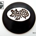 BR090 - Broche fleur indienne en ébène et bronze blanc