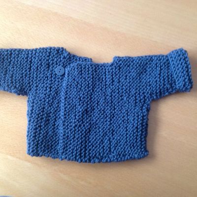 un gilet tricot point mousse taille 1 mois..