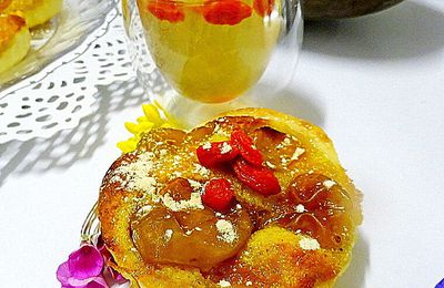 Tartelettes sablées aux mirabelles et à la crème d'amande, poudre de baobab et baies de goji 