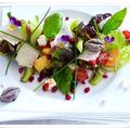 Recette light: salade feuille de chêne rouge, anchois,olives, feta, tapenade, basilic, parmesan, fruits