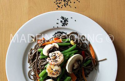 Nouilles de soba froide aux crevettes et aux légumes