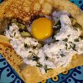 Crêpe garnie aux courgettes, fromage frais, menthe et œufs