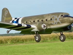 Un Douglas C47 aux décorations du débarquement de Normandie.