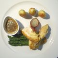 Coquelet rôti, pommes rissolées, pointes d'asperges et échalote dans sa peau...