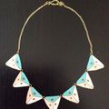 Collier triangles pastels